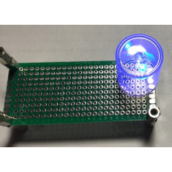 Niebieska dioda LED SMD 0603 LITEON 3V 5mA na płytce uniwersalnej - świeci przykryta przezroczystą zatyczką od IPA 200ml