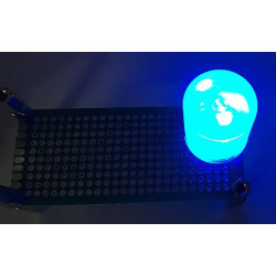 Niebieska dioda LED SMD 0603 LITEON 3V 5mA na płytce uniwersalnej - przykryta przezroczystą zatyczką od IPA 200ml w ciemności